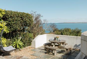 Relax in the luxurious egg chair!