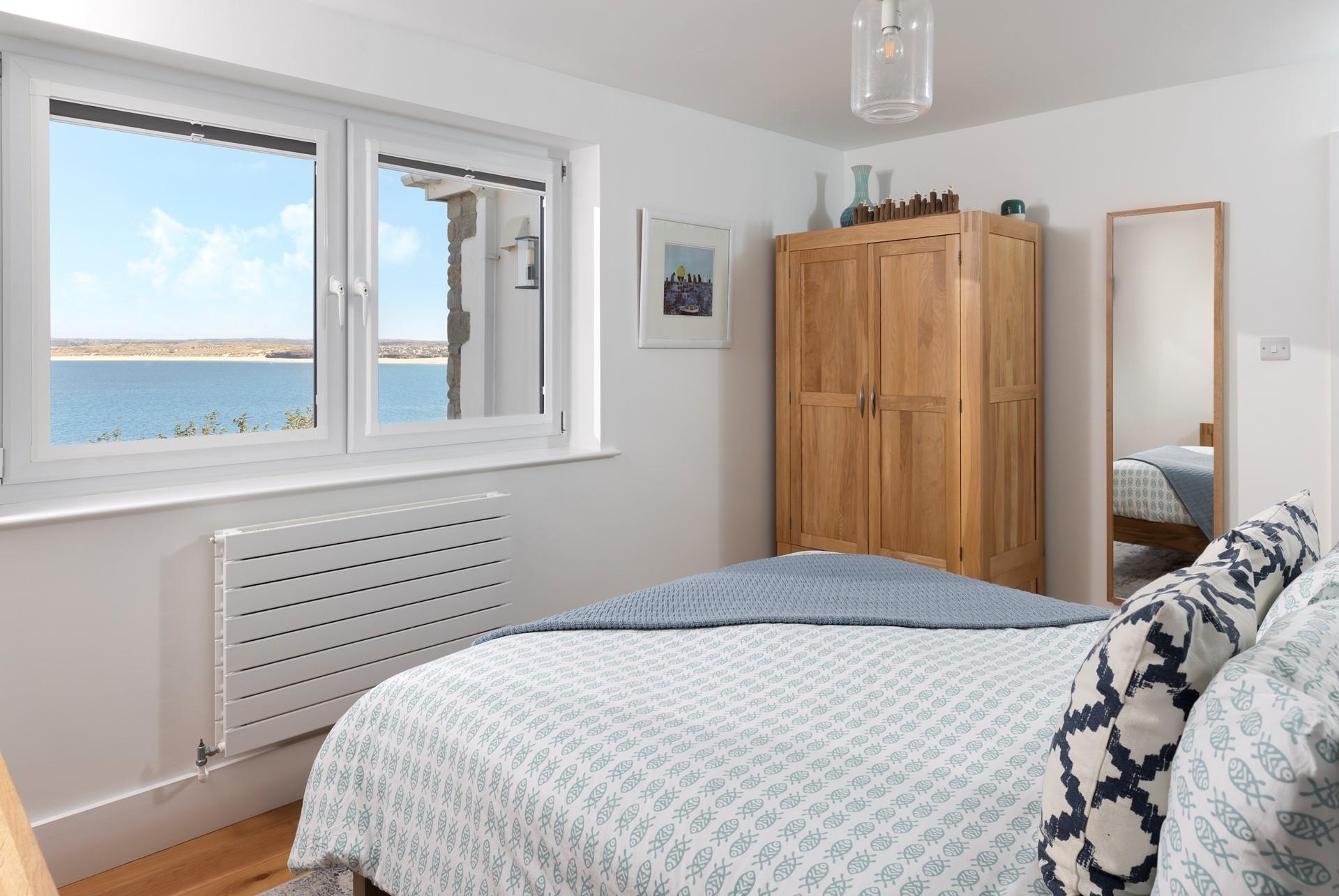 Open the blinds to beautiful sea views!