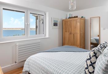 Open the blinds to beautiful sea views!