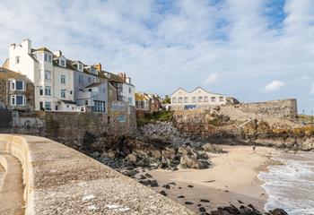 Smeaton's Pier Apartment is perched directly above Bamaluz beach, one of St Ives many golden sandy beaches. 