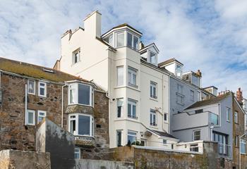 Smeaton's Pier Penthouse is perfect for those wanting a gorgeous bolthole to explore St Ives from.