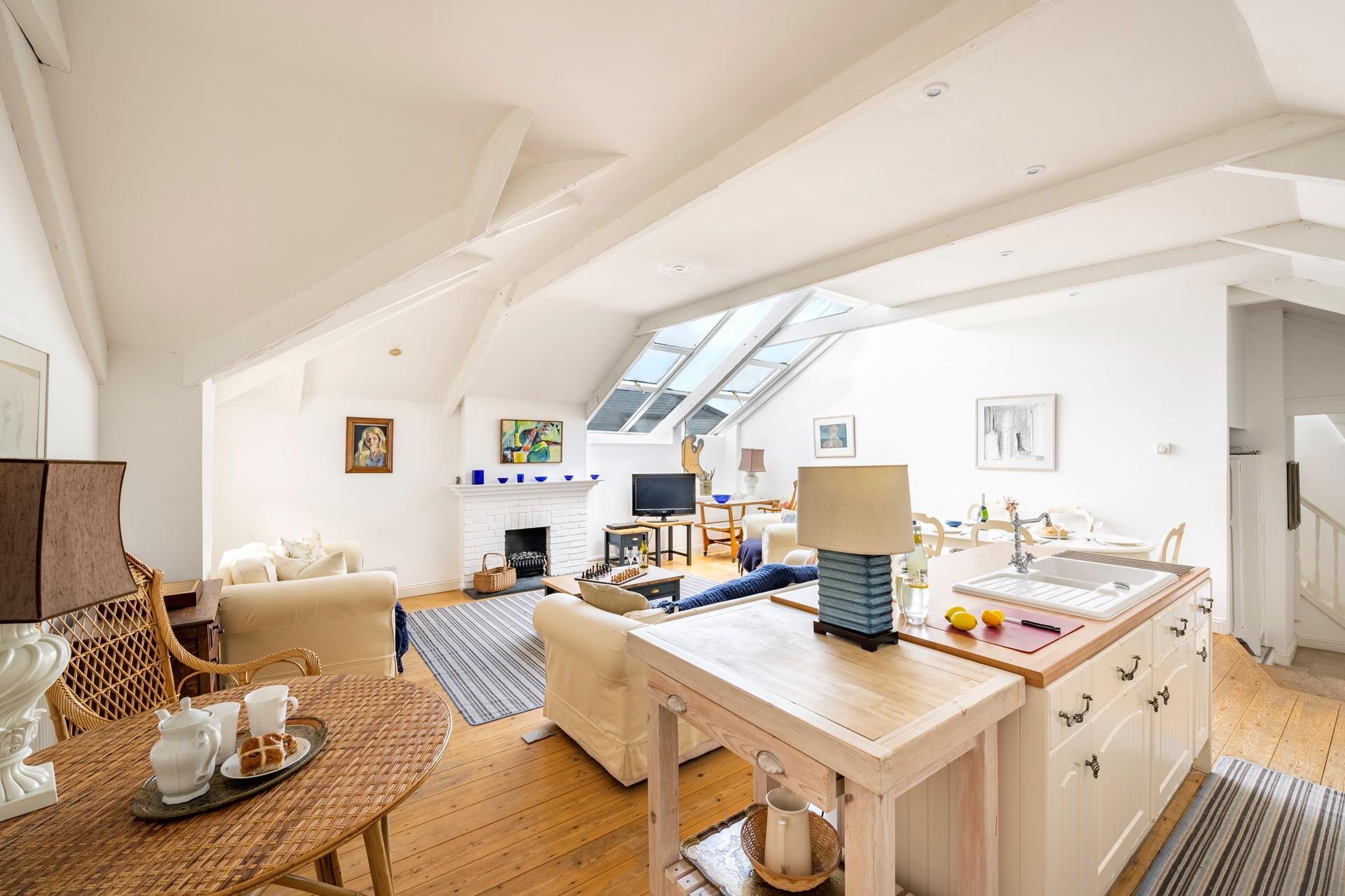 The light airy space means you can cook and dine together as a family.