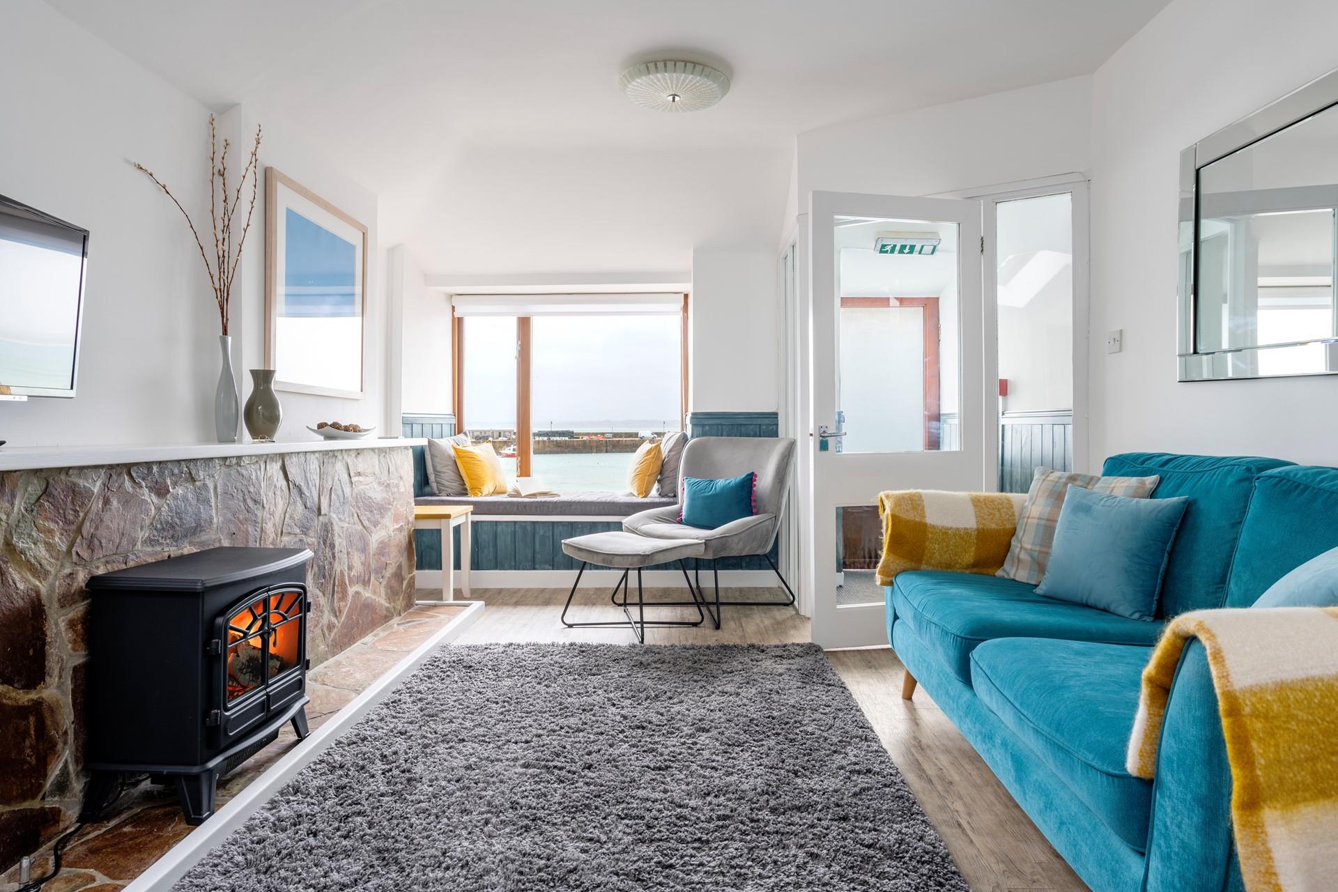 The star of the living area is undoubtedly the window seat which allows you to watch the comings and goings of the harbour in comfort.