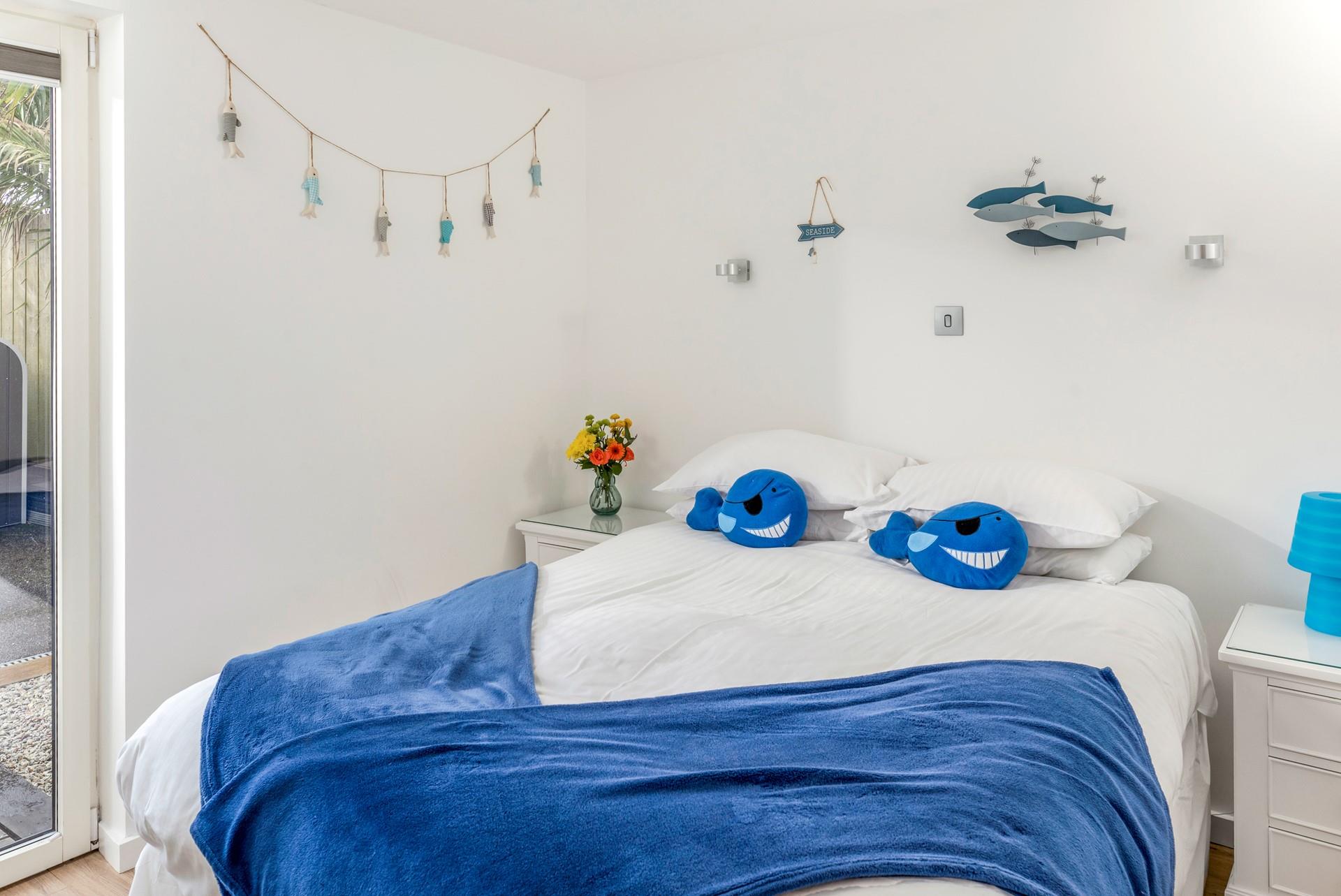 Wake up refreshed after a good night's sleep, and sip your morning cuppa in bed.