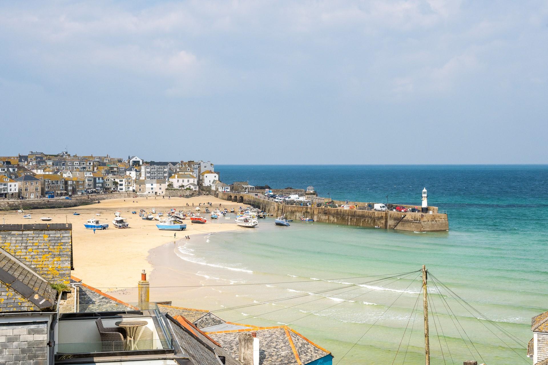 Stunning views of St Ives harbour can be enjoyed from the perfectly placed balcony.
