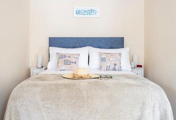 The large bed and a soothing colour palette make it easy to drift off to sleep, leaving you refreshed and ready for the day ahead.