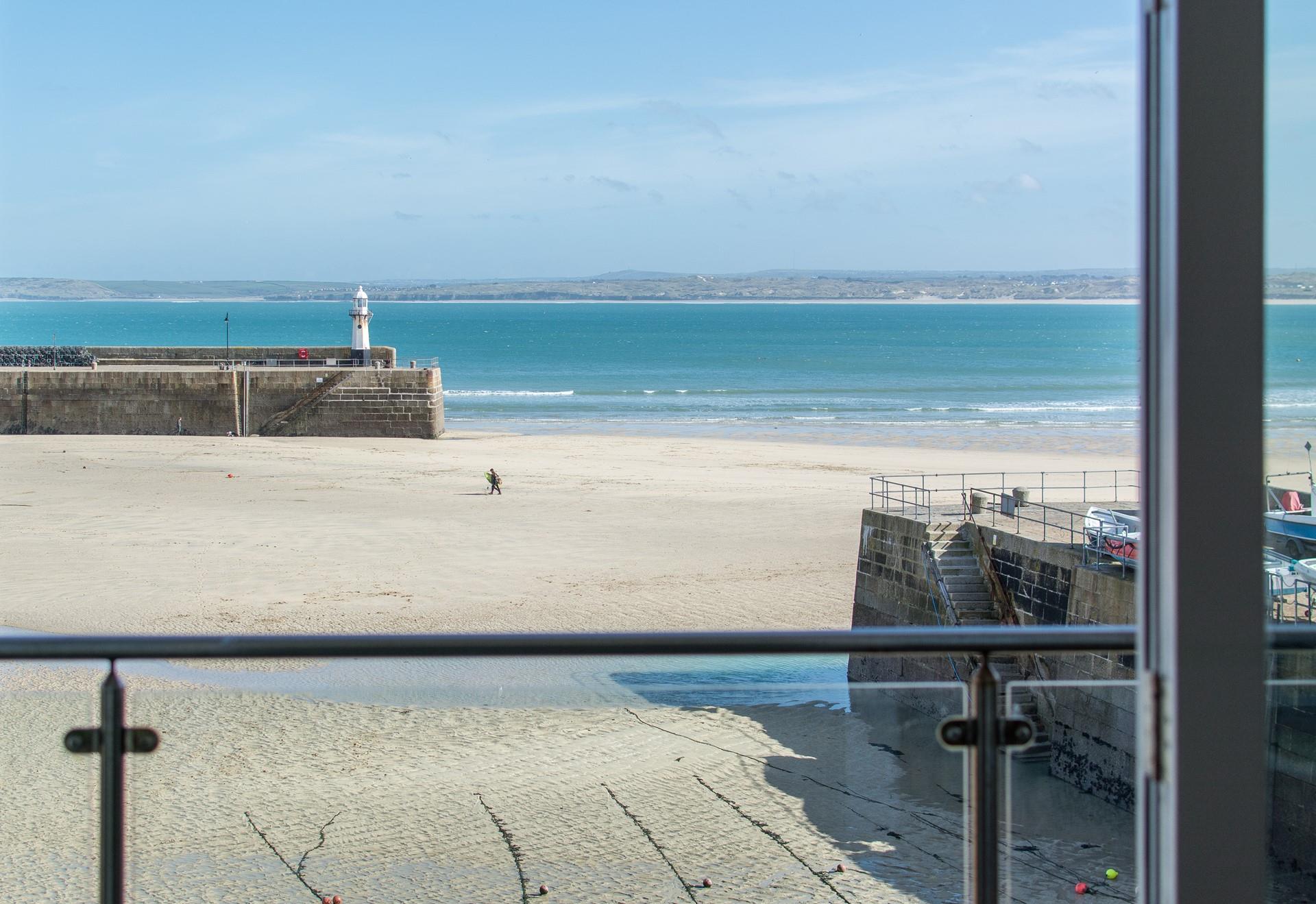 Imagine waking up to these utterly breathtaking harbour views!