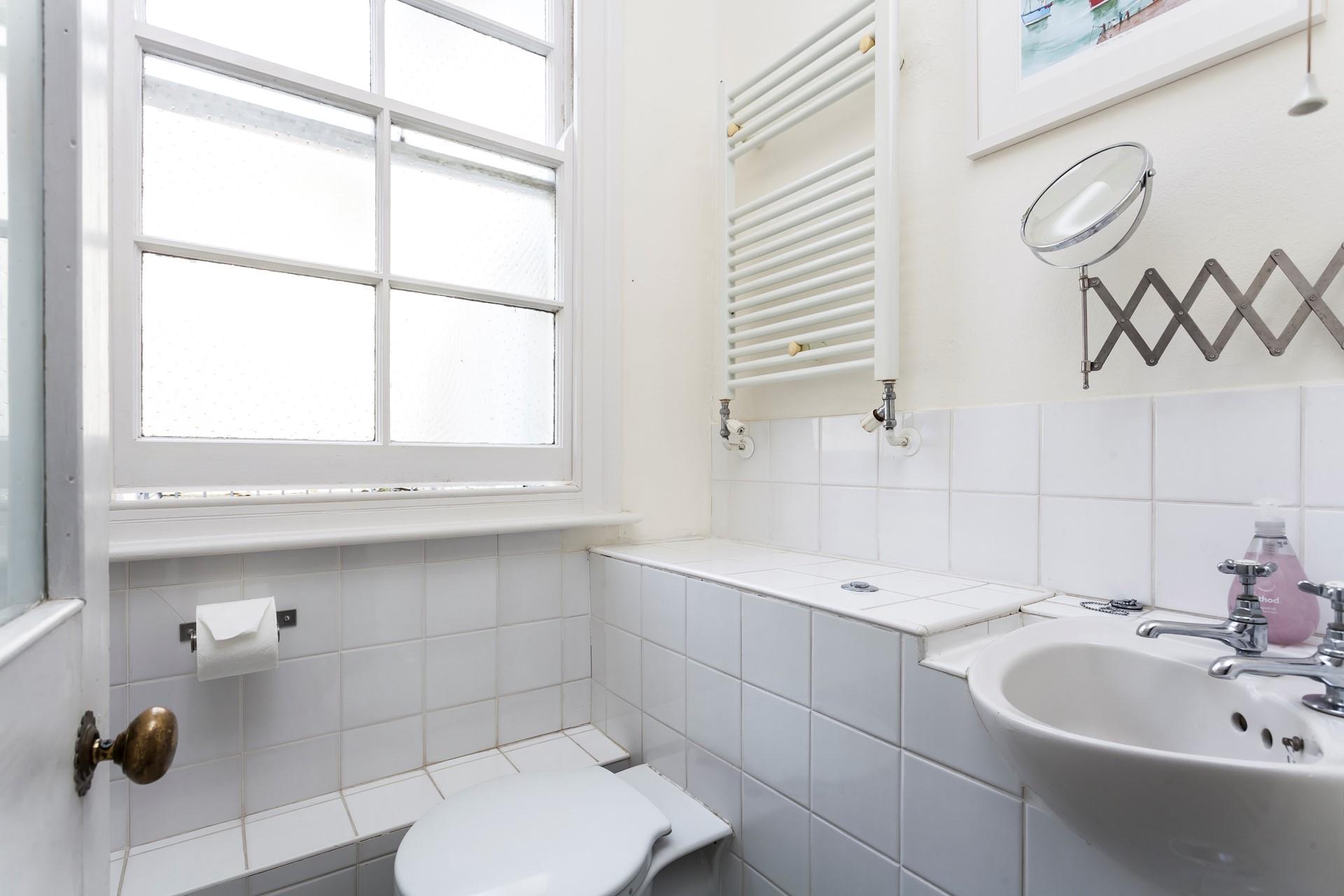 Get ready for an evening in town, you can sit outside The Sloop Inn on the harbour front sipping Cornish cider.