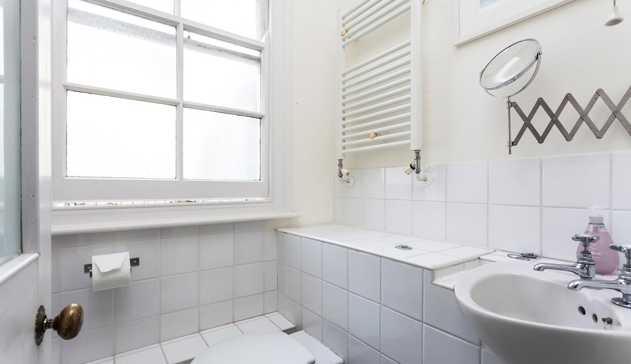 Get ready for an evening in town, you can sit outside The Sloop Inn on the harbour front sipping Cornish cider.