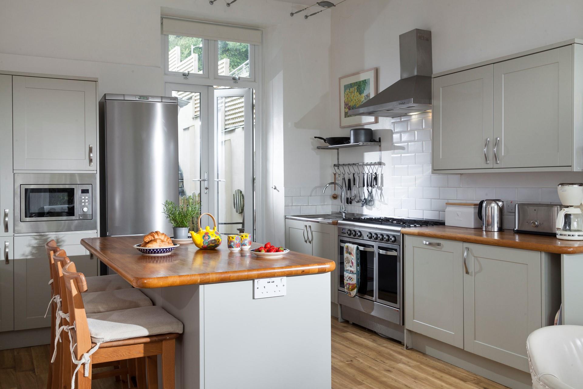 Pop the kettle on and sip your morning coffee at the breakfast bar.