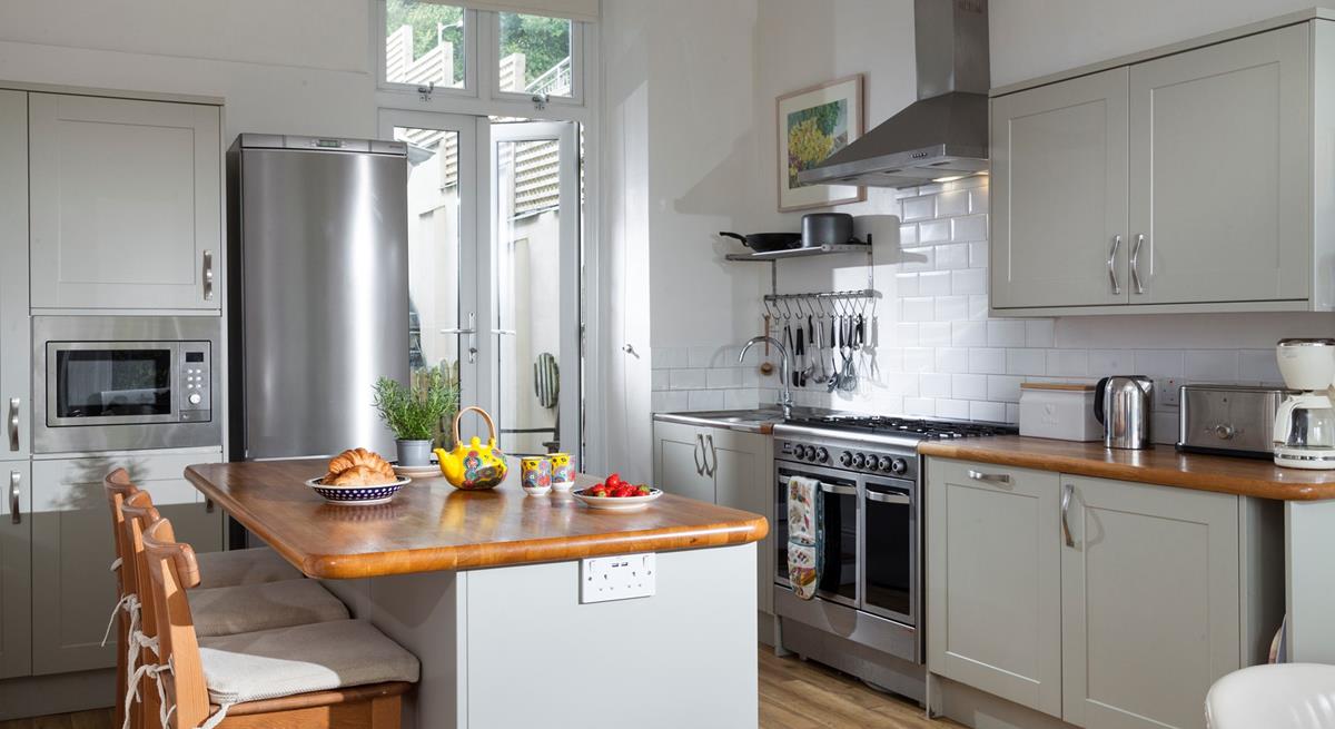 Pop the kettle on and sip your morning coffee at the breakfast bar.