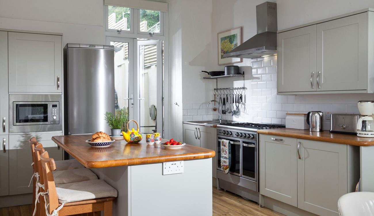 Pop the kettle on and sip your morning coffee at the breakfast bar.