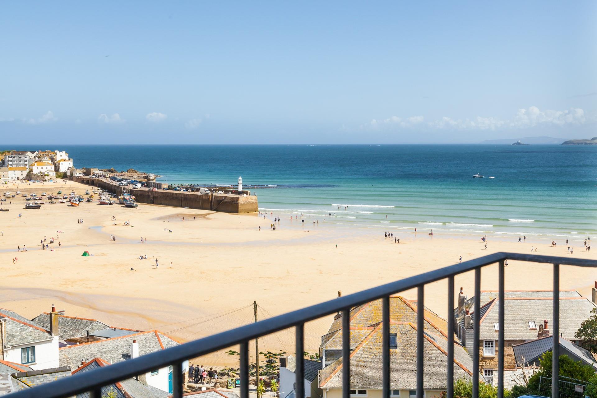 This property is appropriately named as it offers spectacular views across the harbour!