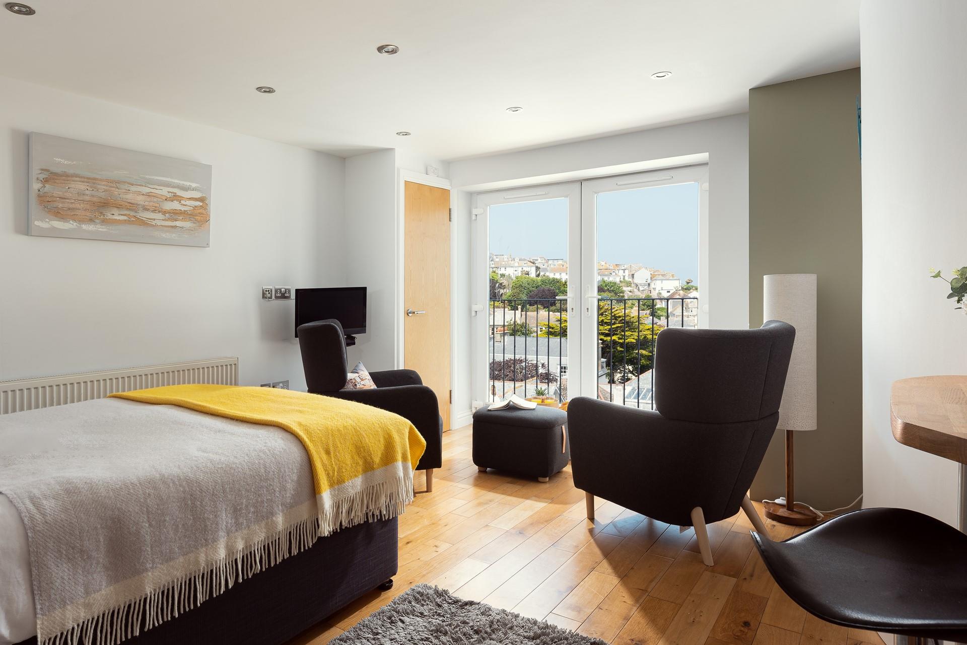 Treat yourself to a lazy morning with breakfast in bed whilst you soak up these views!