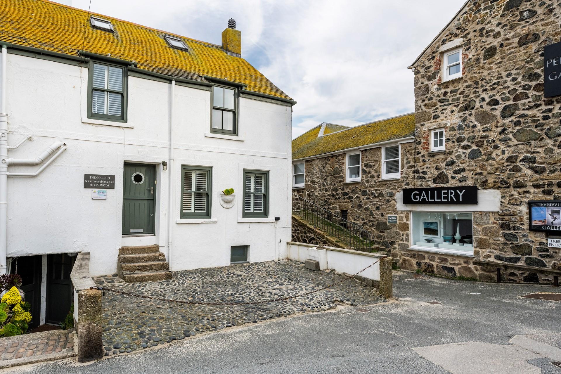 Located in the heart of St Ives, you are never far from a shop or white sandy beach.