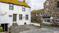 Located in the heart of St Ives, you are never far from a shop or white sandy beach.