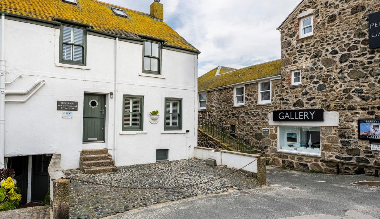 Located in the heart of St Ives, you are never far from a shop or white sandy beach.