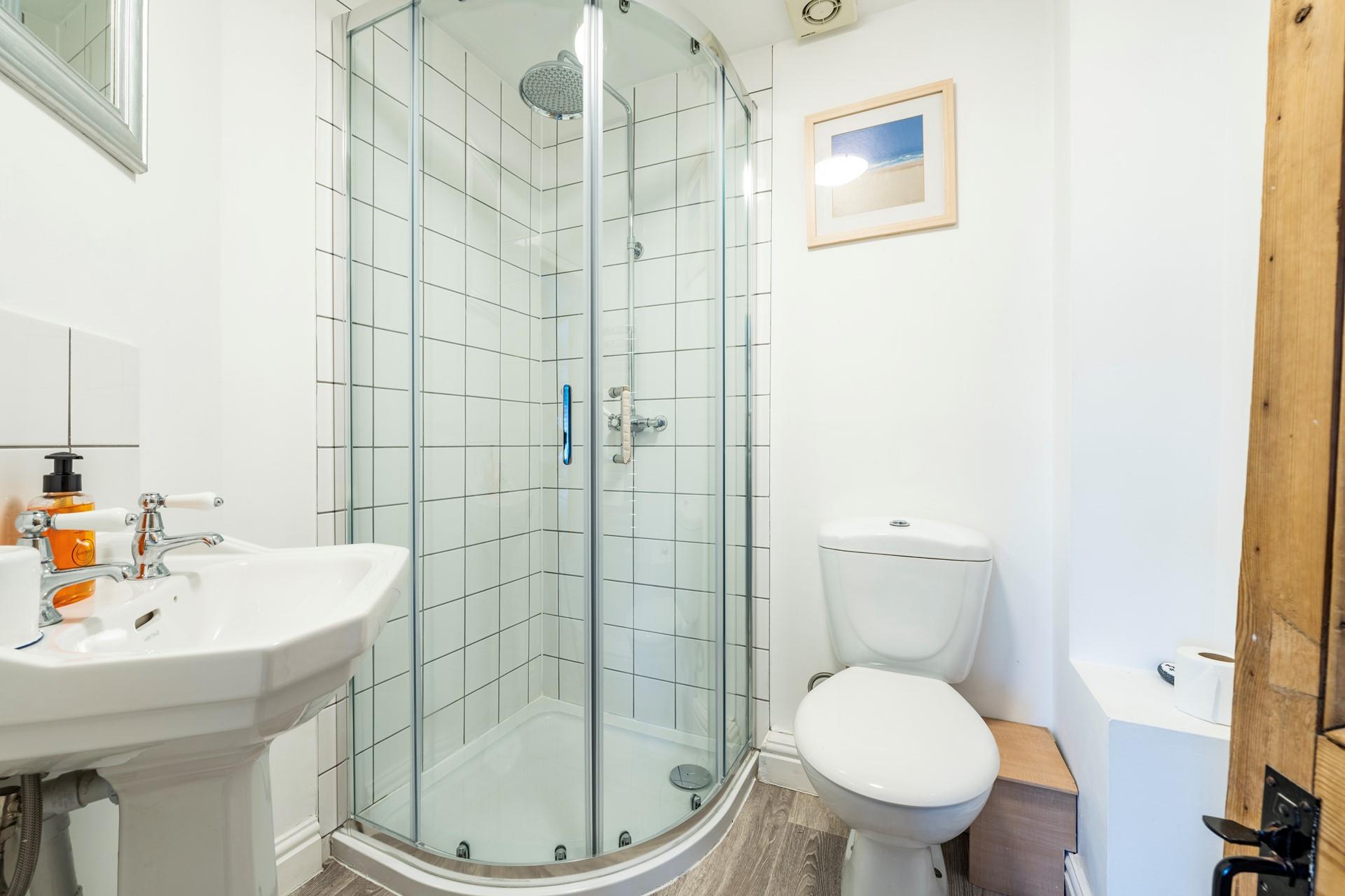 Wash off the sand from a day at Porthmeor and get ready for an evening meal.