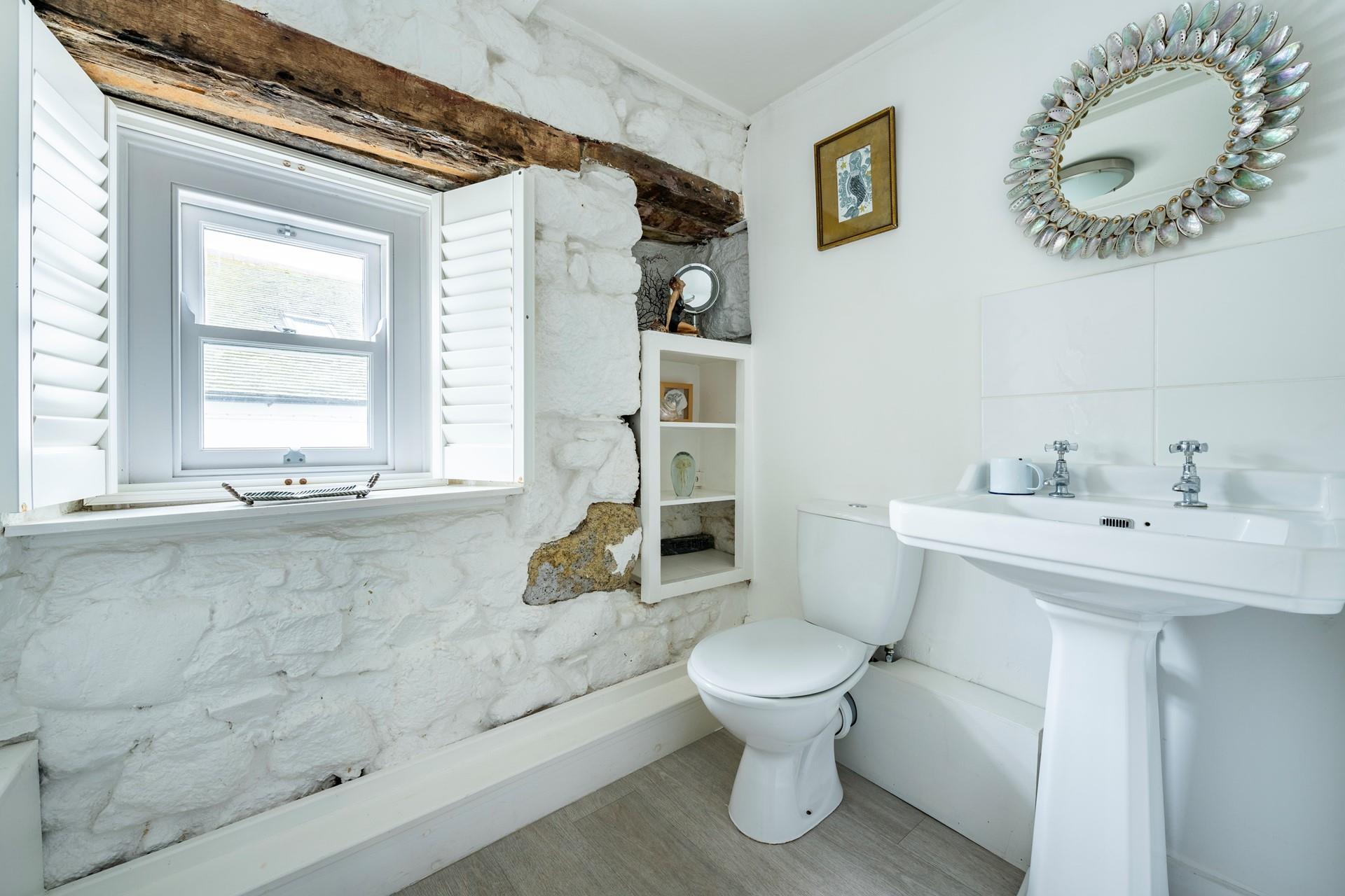 Get ready to head out to a harbour-front restaurant for some fine dining.