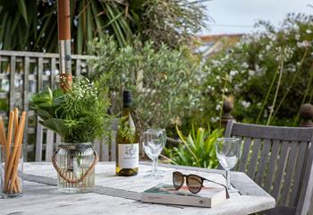 Enjoy a good book and a glass of wine on the outside decking area, surrounded by the sounds of the seaside.