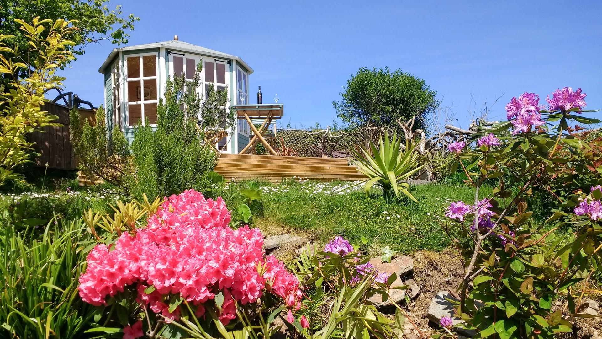 Discover the summerhouse at the end of the garden and indulge in a moment of calm.