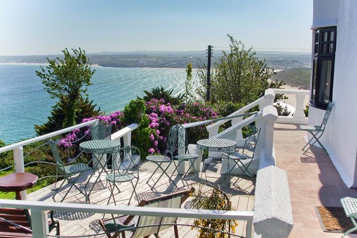 Seawhisper Castle, Sleeps 10 in Carbis Bay