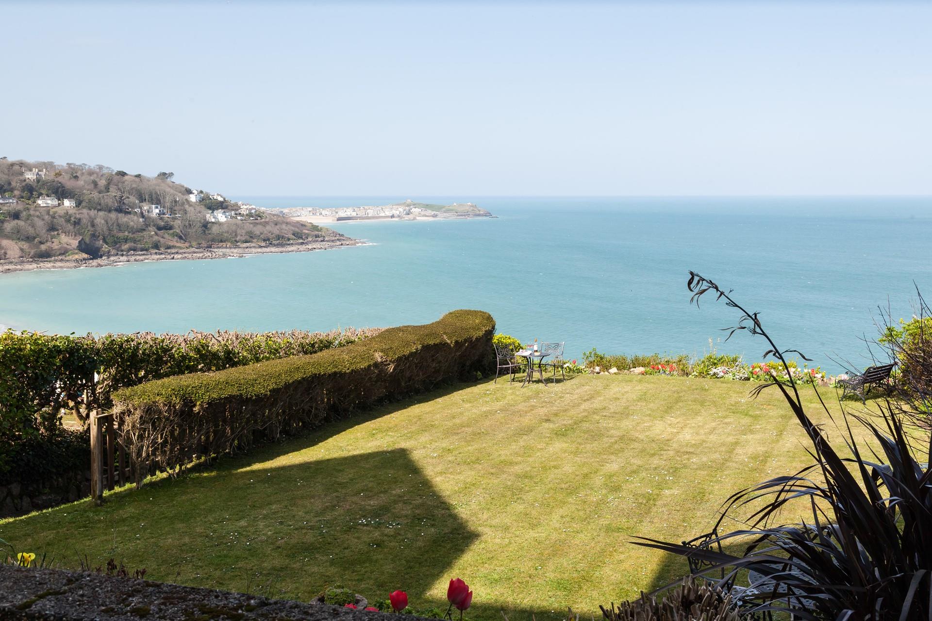 Spend your days swimming in the sea and come back to relax in the garden.