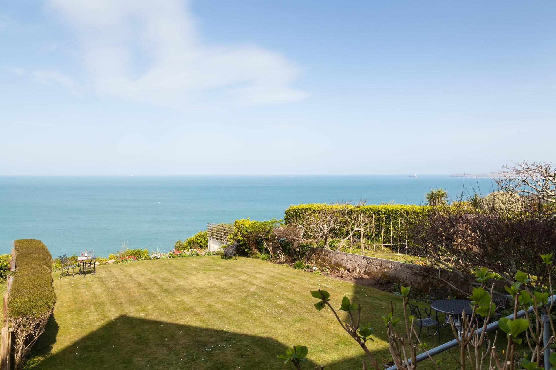 Sunbathe in your spacious garden and top up your tan.