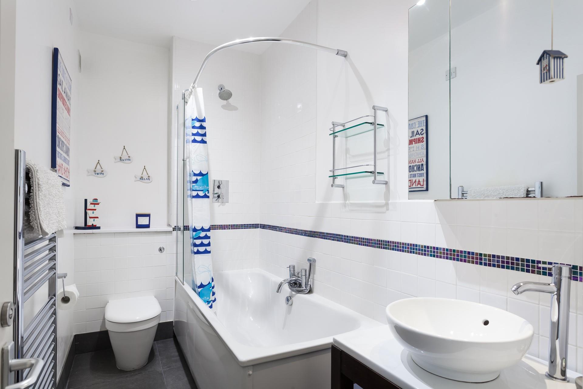 The large family bathroom has a lovely coastal décor. 