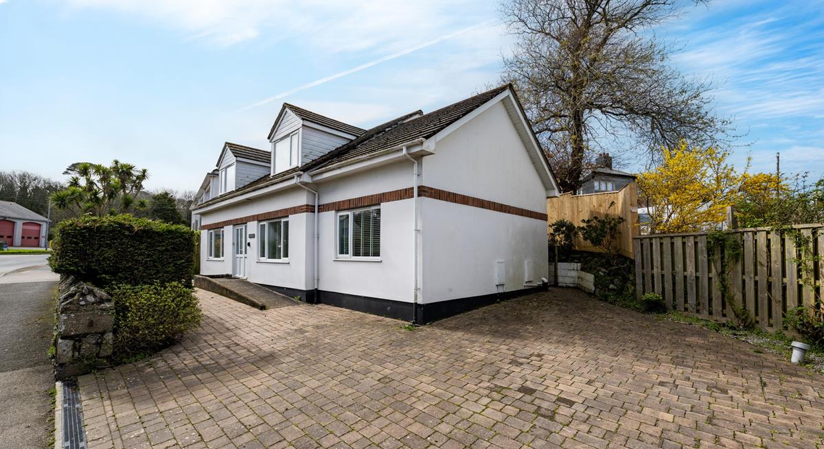 The large driveway means you can visit any Cornish landmark you wish, and then come back and park up easily.