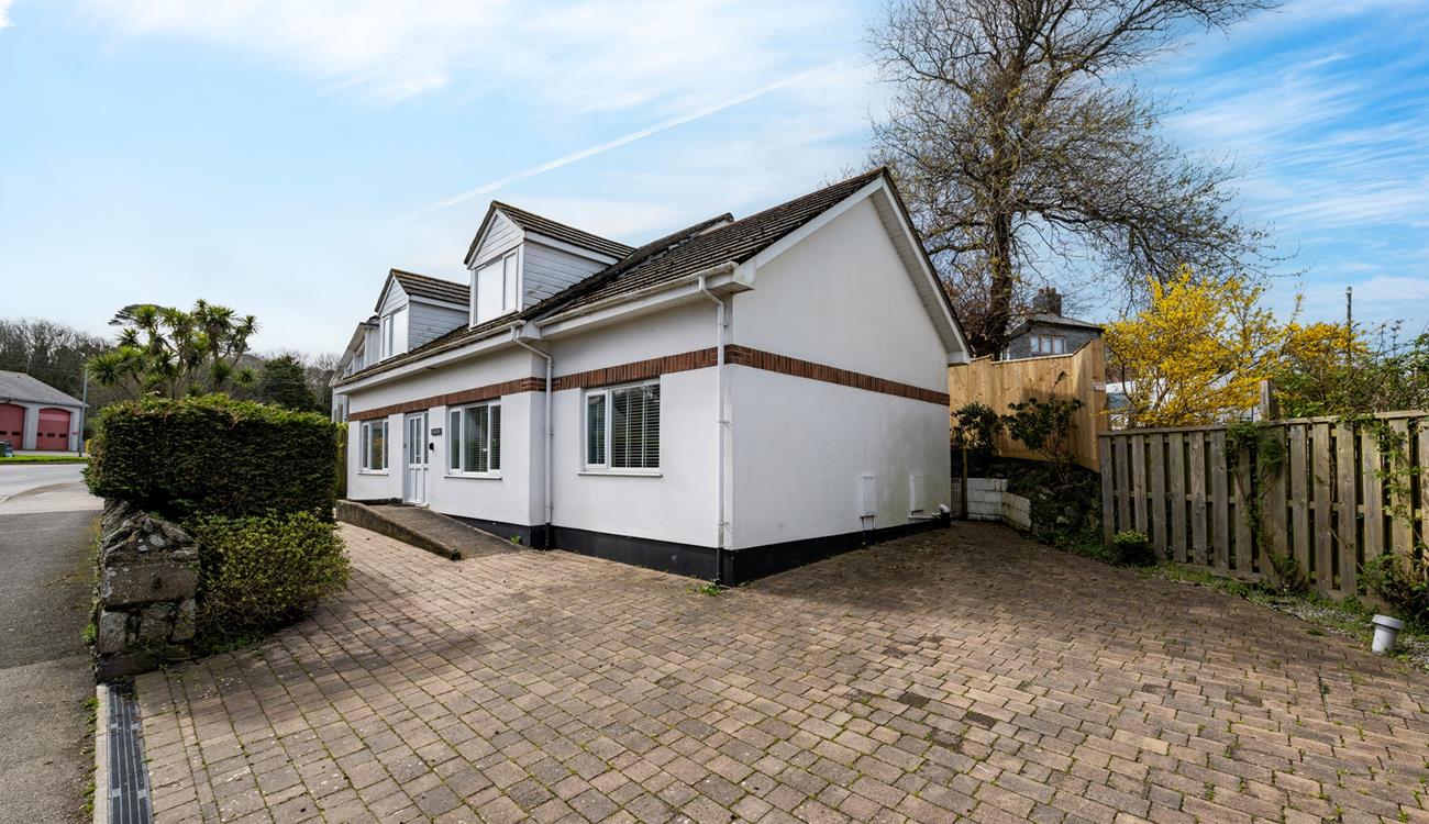 The large driveway means you can visit any Cornish landmark you wish before coming home to an easy park up!