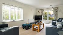 After a day spent on the beach come back to relax on the sofa. 