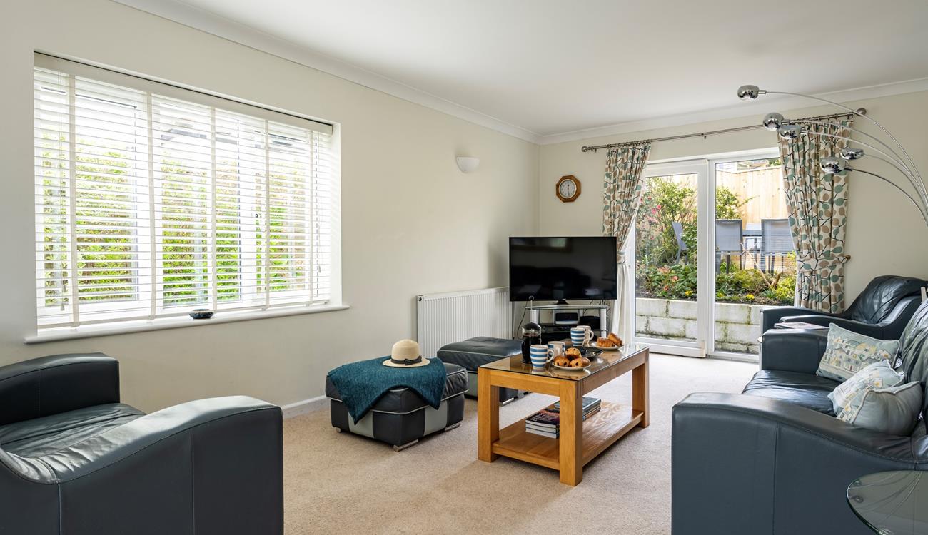 After a day spent on the beach come back to relax on the sofa. 