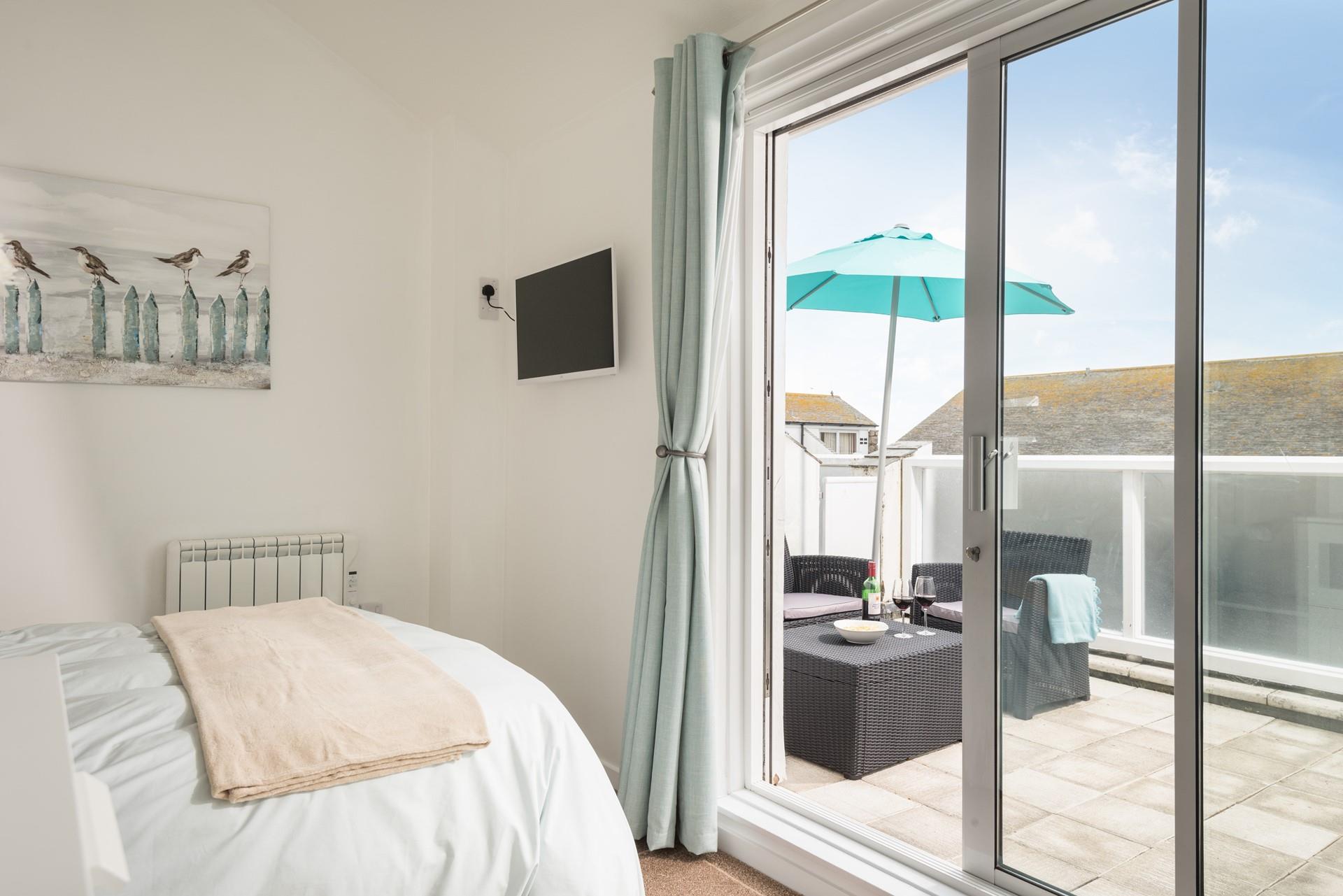 Pop up the sun parasol on the balcony and sunbathe in the afternoon sun.