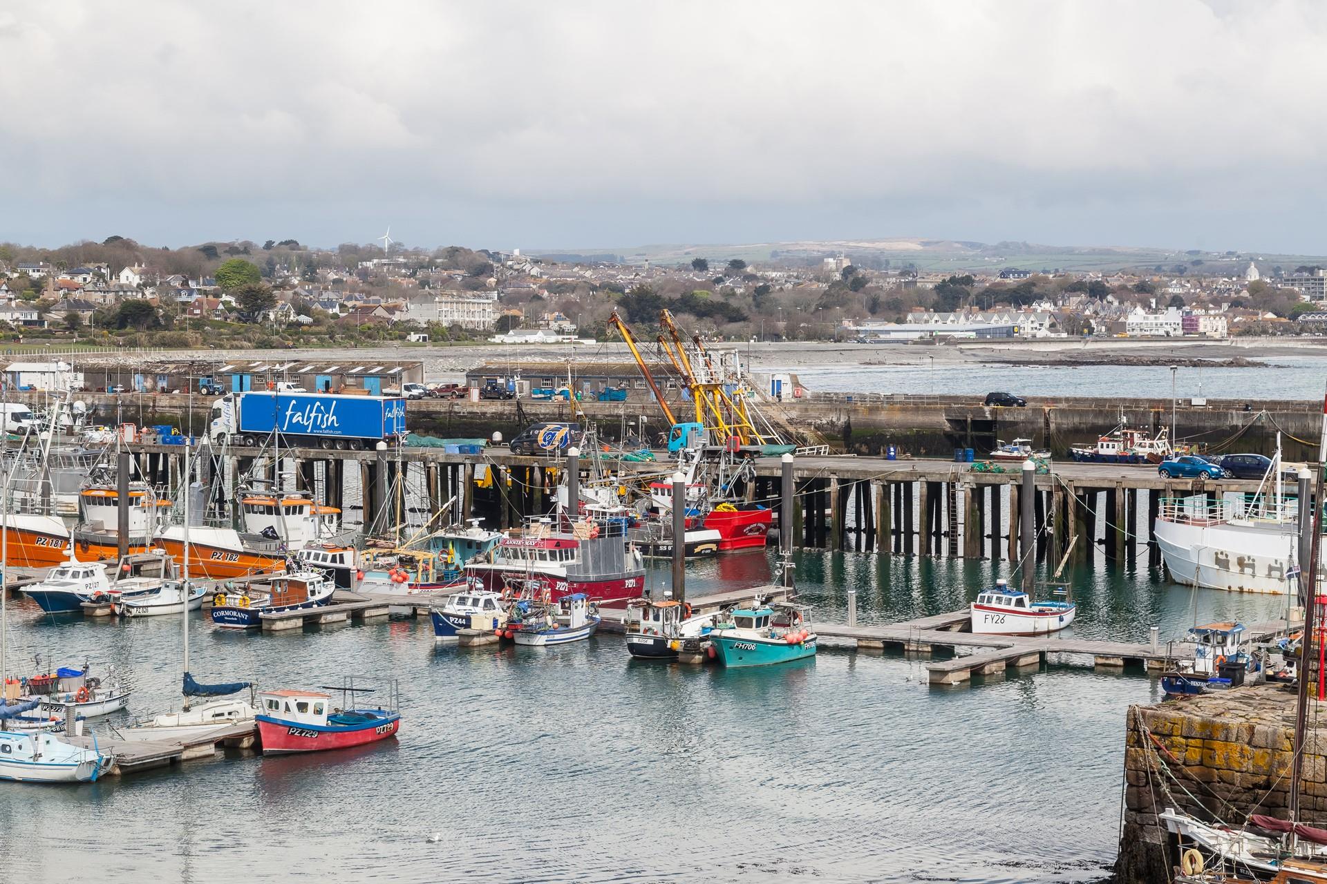 The house overlooks the harbour where you can watch the fishermen go about their work.