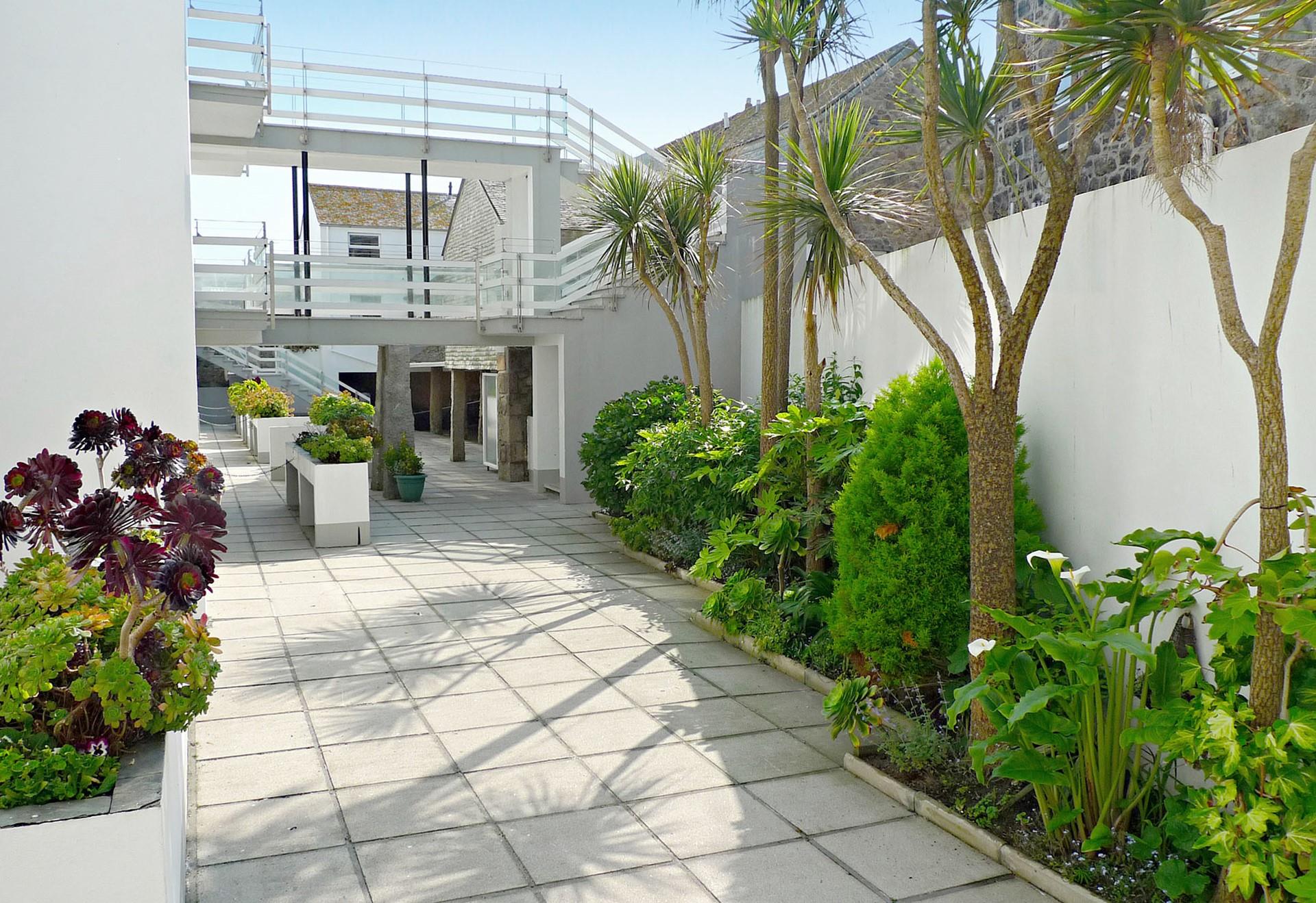 The entrance to the Piazza is decorated with stunning plants and flowers.