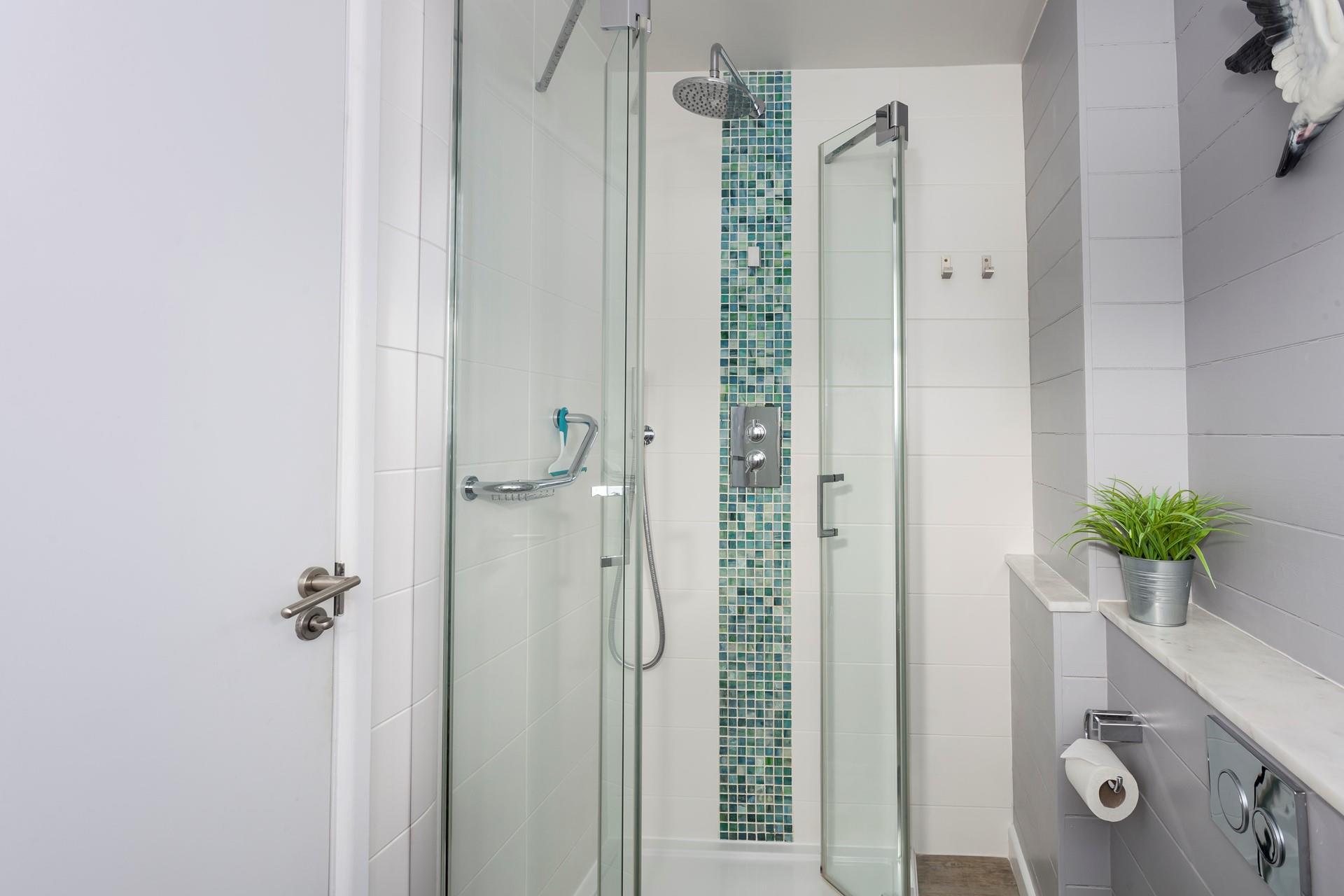 Start your day with a hot shower or wash away the sand after a day spent sunbathing!