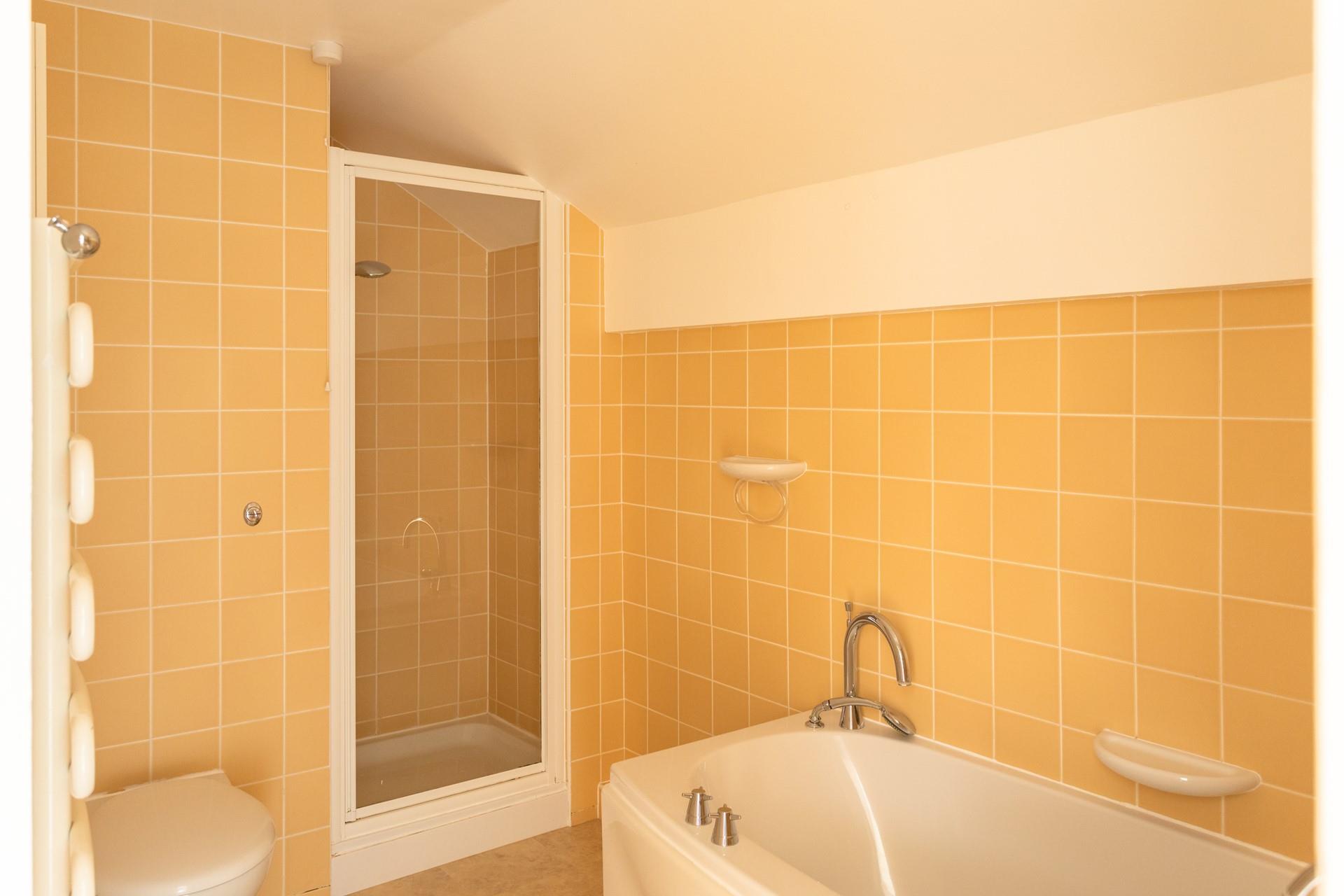 Wash off the suncream and get ready to step out for the evening to find somewhere for a drink or two.