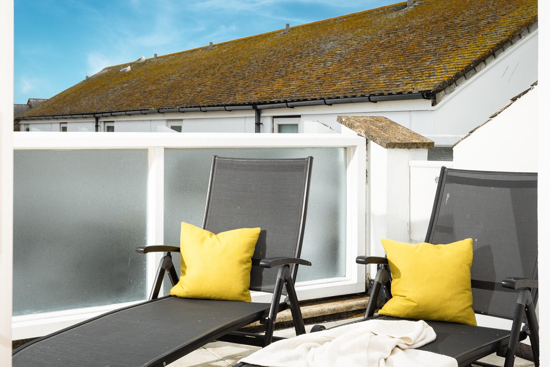 Forget about the stresses of daily life and pop open a bottle of wine to sip on your loungers.