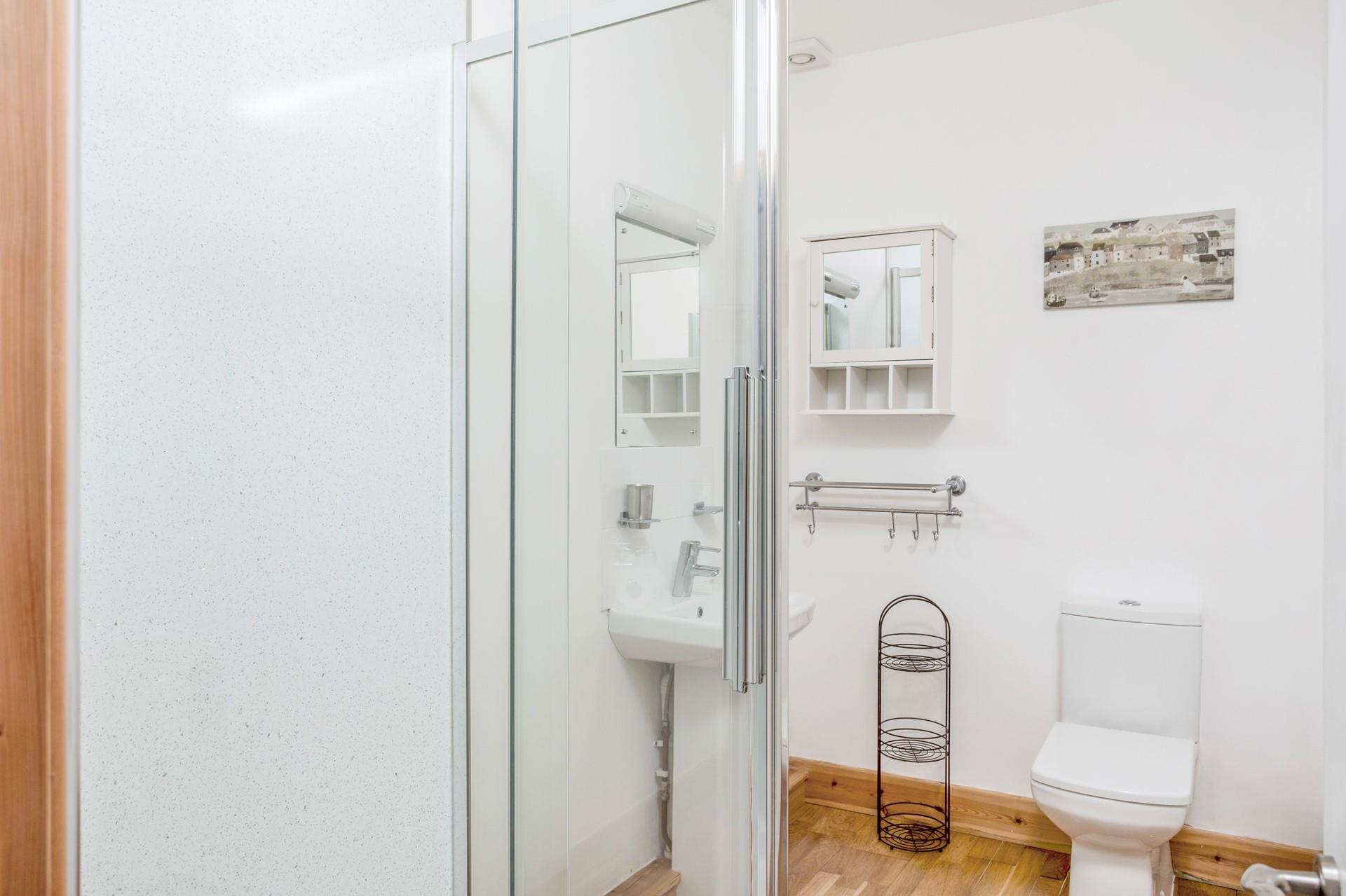 Modern and surprisingly spacious, the bathroom is the ideal place to pamper yourself.
