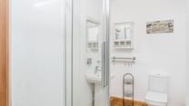 Modern and surprisingly spacious, the bathroom is the ideal place to pamper yourself.