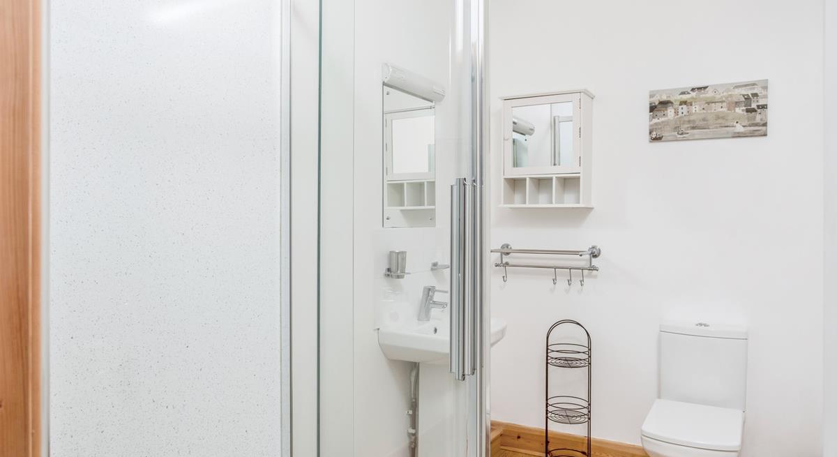 Modern and surprisingly spacious, the bathroom is the ideal place to pamper yourself.