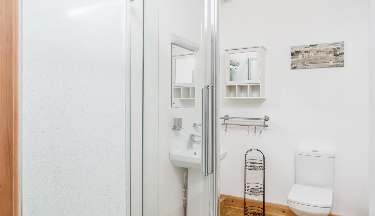 Modern and surprisingly spacious, the bathroom is the ideal place to pamper yourself.