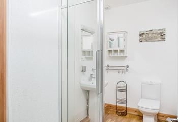 Modern and surprisingly spacious, the bathroom is the ideal place to pamper yourself.