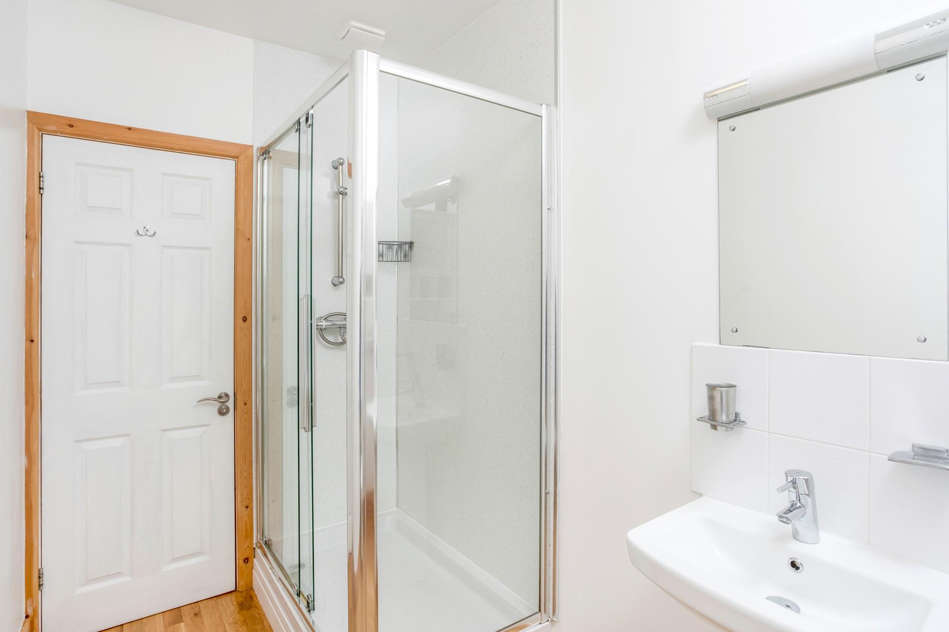 Start your day with a hot shower in the bright and fresh bathroom or wash away the sand after a day of coast path exploration! 