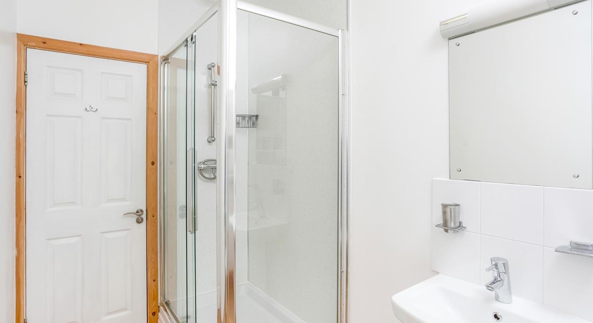 Start your day with a hot shower in the bright and fresh bathroom or wash away the sand after a day of coast path exploration! 