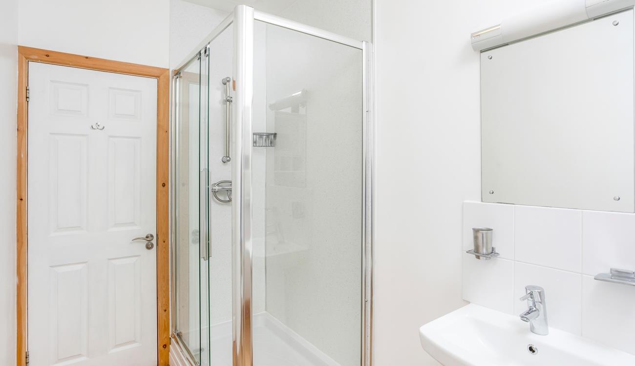 Start your day with a hot shower in the bright and fresh bathroom or wash away the sand after a day of coast path exploration! 