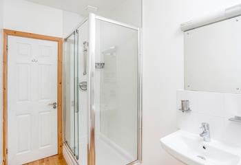 Start your day with a hot shower in the bright and fresh bathroom or wash away the sand after a day of coast path exploration! 