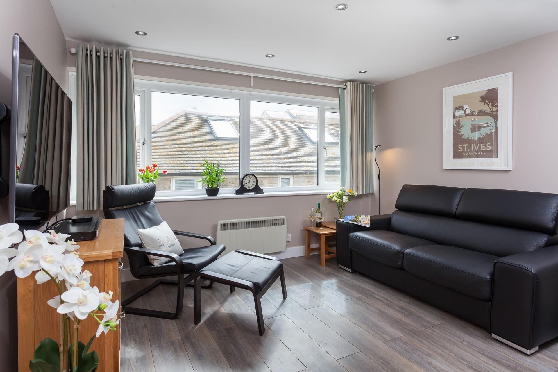 After a day on Porthmeor beach, just moments away, come back to relax at this perfect seaside base.