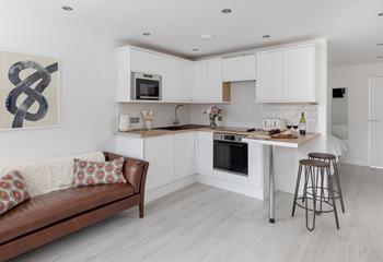 The modern kitchen is ideal for preparing beach picnics!